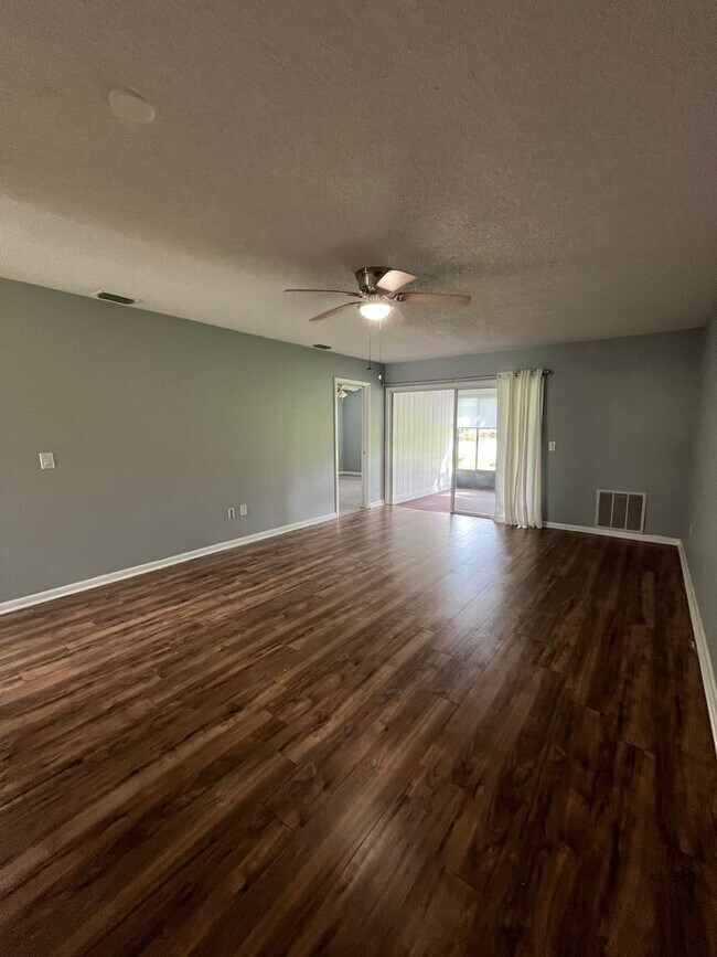 Building Photo - Kings Colony 2 / 2 bath with Florida room!
