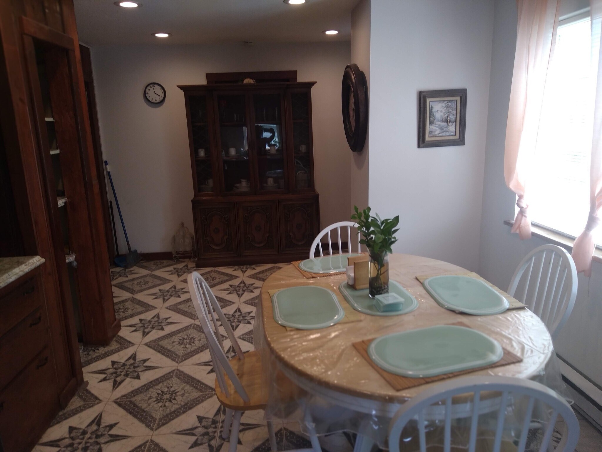 Eat in kitchen - 569 W Broadway