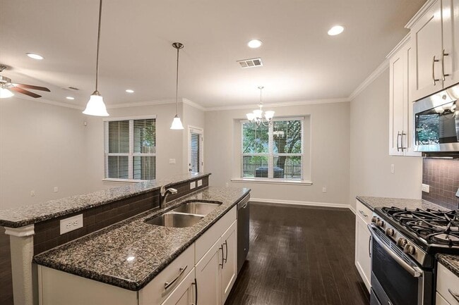 Building Photo - 13400 Briarwick Dr