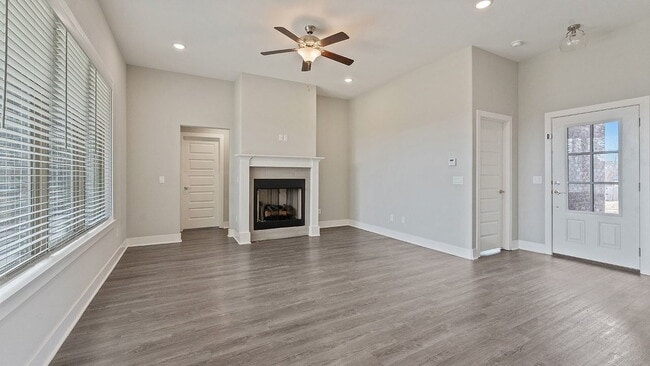 Building Photo - "Charming 4-Bed Oasis with 2 Full Baths in Prime Fayetteville Location – 1800 Sq Ft of Comfort!"
