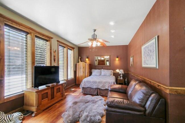 Building Photo - Safari Suite: Cozy, Downtown Jacksonville,...
