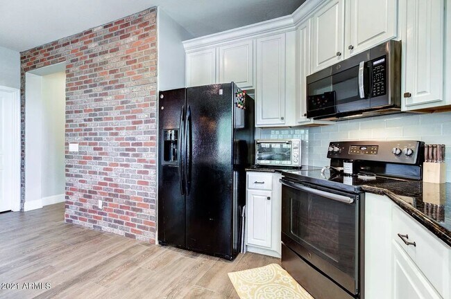 Building Photo - Luxurious 5BR Home in Award-Winning Power ...