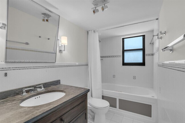 Building Photo - 1800 Collins Ave