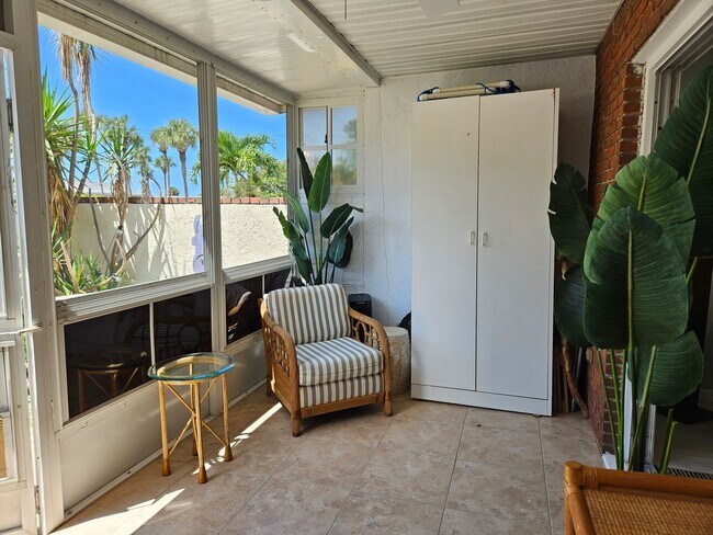 Building Photo - Seasonal Short-Term Townhouse on Venice Island close to Venice Beach!