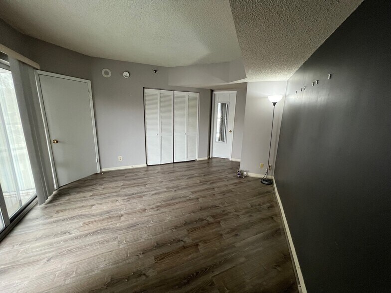 Building Photo - 900 19th Ave S