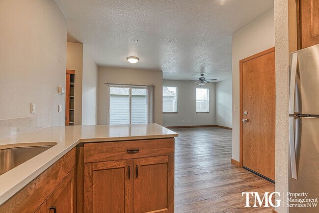 Building Photo - 2BD Duplex in Great Washougal Location! Beautiful Finishes!