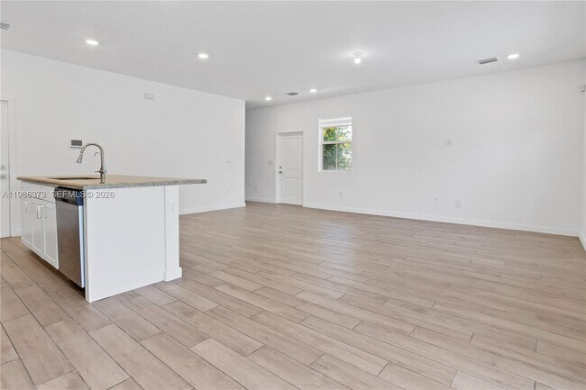 Building Photo - 846 SE 19th St