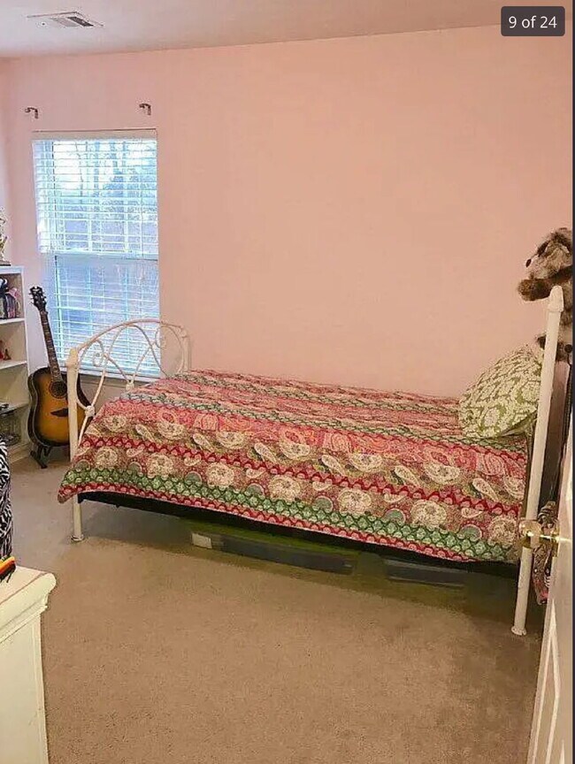 Building Photo - 4 bed/3bth with over 2000 sq ft. In beauti...