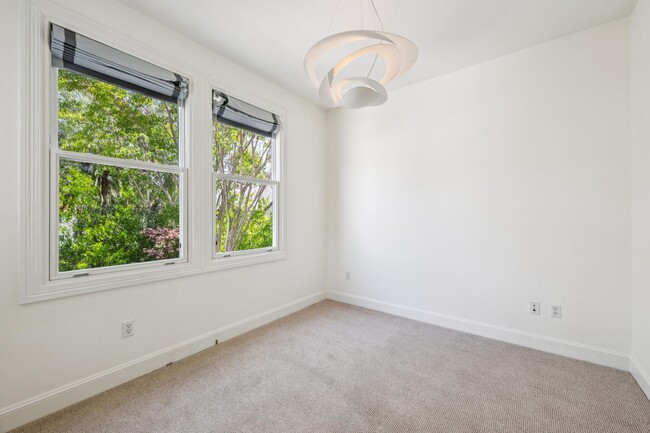 Building Photo - Luxurious Home in Downtown Palo Alto Available Now