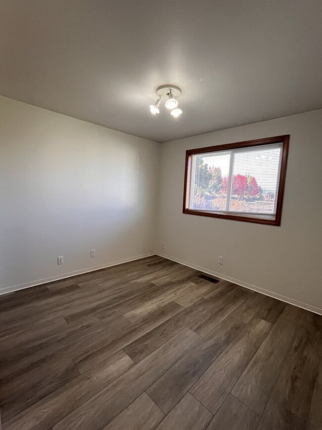 Building Photo - 3 Bedroom 2 Bath Single Family Home