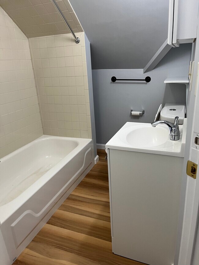 Building Photo - 1321 Iranistan Ave