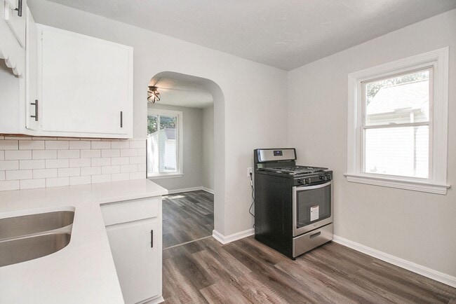 Building Photo - Fully Updated Home For Rent in Euclid