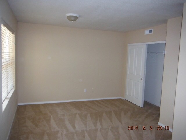 Building Photo - 2136 NE Sheffield Ave