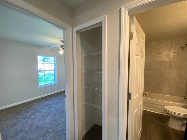 Building Photo - Custom Home - Desirable SE Ocala Neighborhood 3/2/2 **Won't Last**