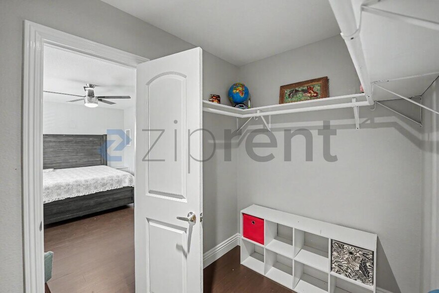 Building Photo - Unit