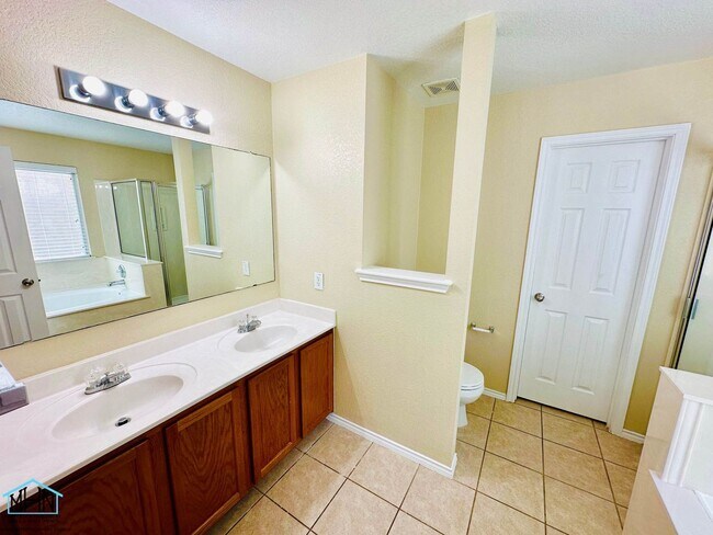 Building Photo - Looking for space, comfort, and convenienc...