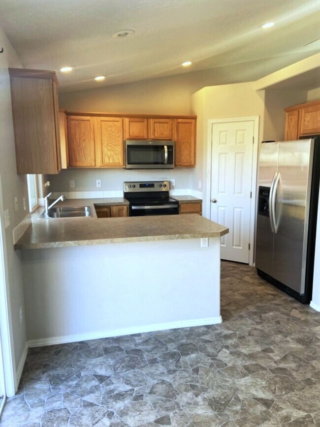 Building Photo - Charming Meridian home with 3 bed 2.5 bath and an office. Located in the Trailway Park Subdivisio...