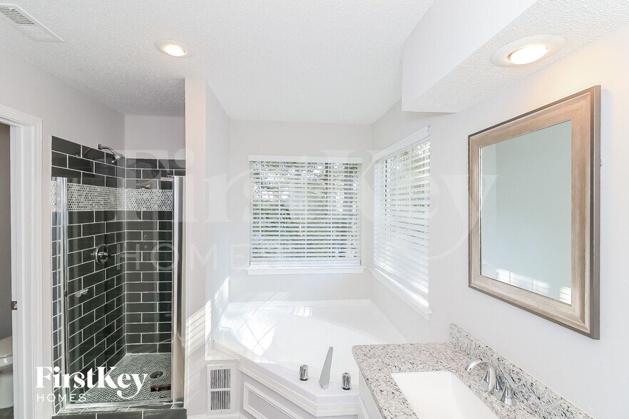 Building Photo - 5829 Millers Pond Ln