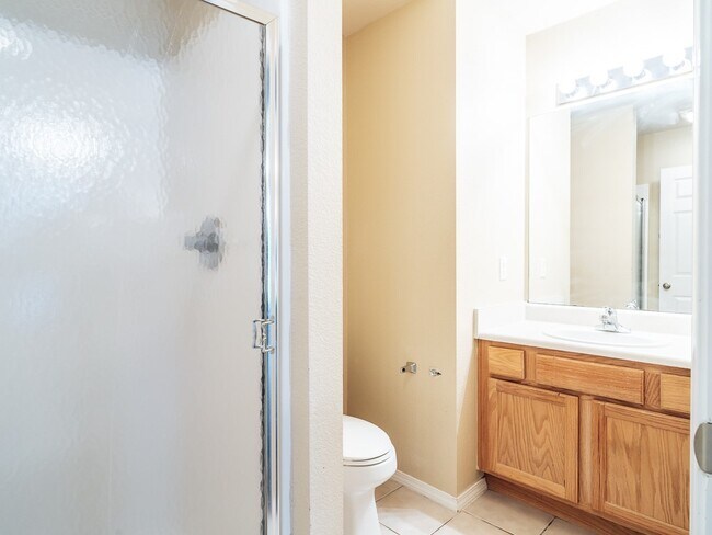 Building Photo - 1102 NW Lincoln Ct