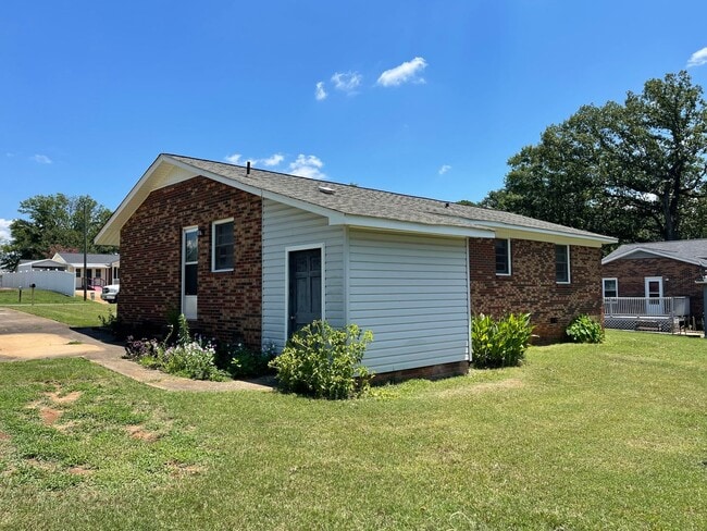 Building Photo - 1705 Windover Rd