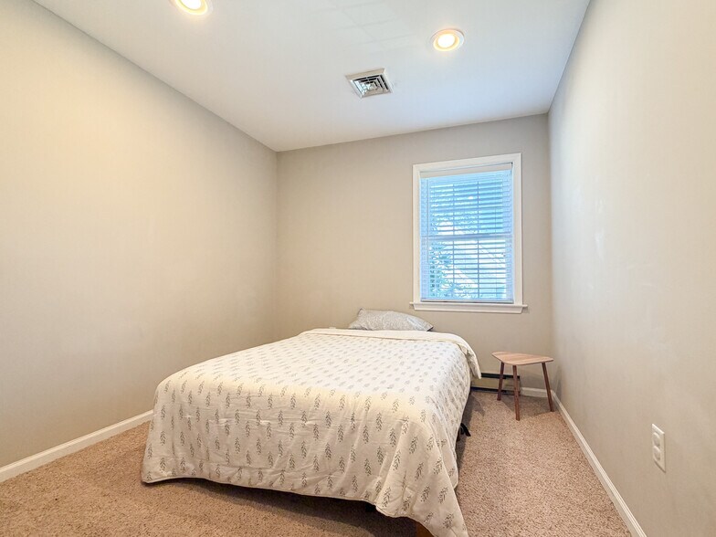 Building Photo - 951 Daniel Dr