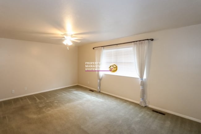 Building Photo - Spacious 4 Bedroom Murray Home