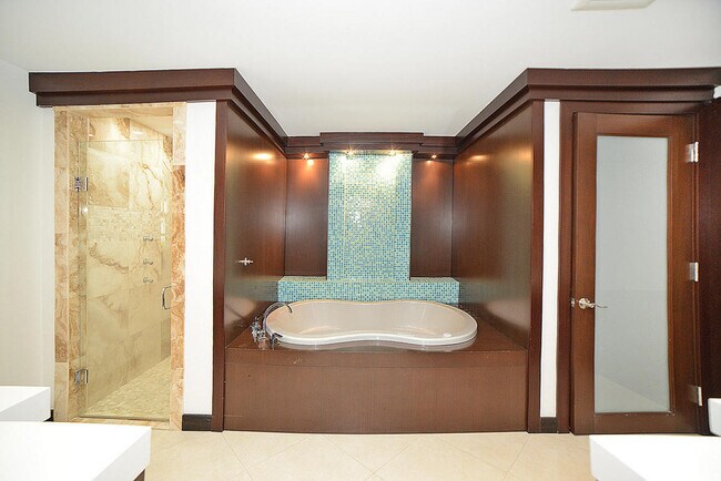 Building Photo - 6943 Giralda Cir