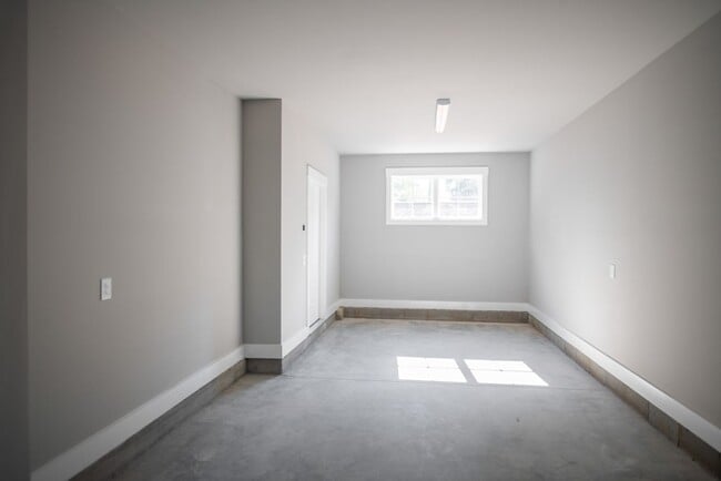 Building Photo - 2 BR 2.5 BA- Downtown Greenville Townhome- FOR RENT