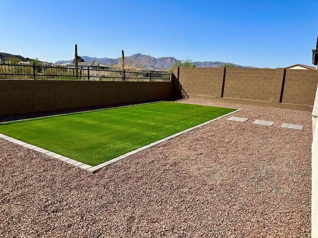 Building Photo - Fantastic 4BR/3BA Richmond American Larimar in Entrada Del Oro! Features white shaker cabinets, q...