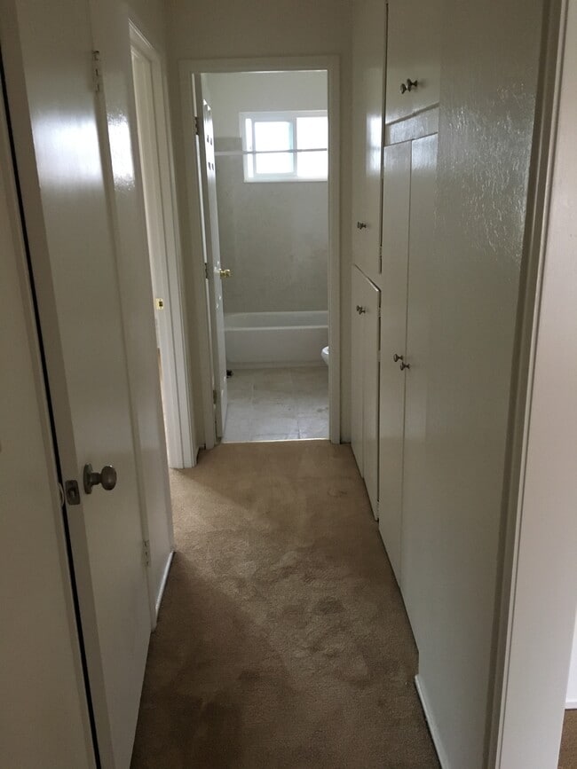 Building Photo - 976 College Dr