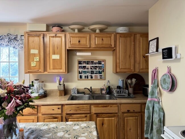 Building Photo - 215 N Lewis St