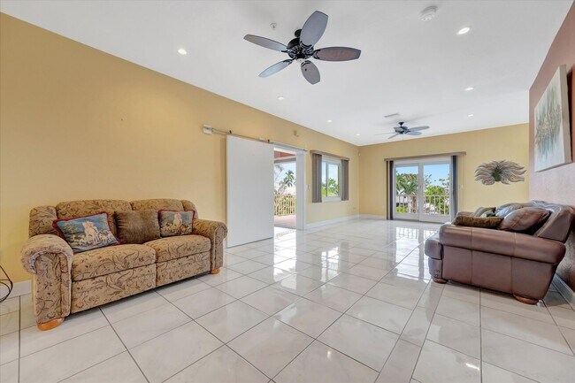 Building Photo - Stunning Annual Rental: Luxury Coastal Liv...