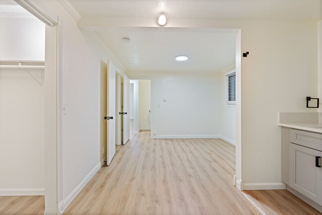 Building Photo - Renovated 2BR in Milwaukie