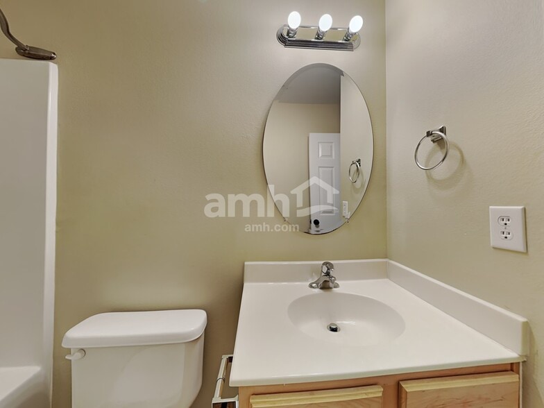 Building Photo - 152 Town Park Dr