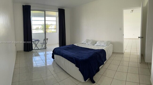 Building Photo - 1591 NE Miami Gardens Dr