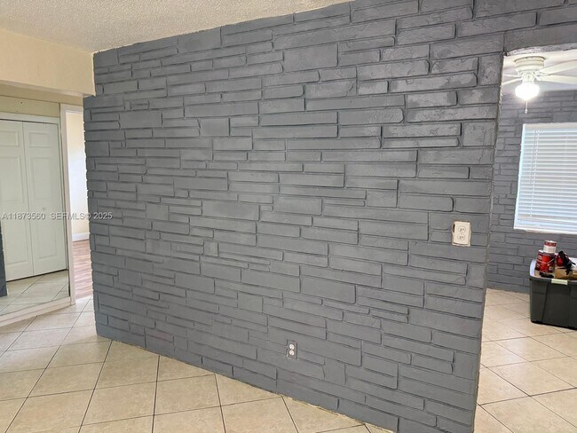 Building Photo - 332 SW 15th St