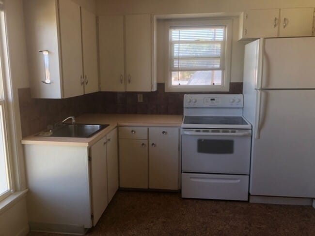 Building Photo - 27 8th Ave W