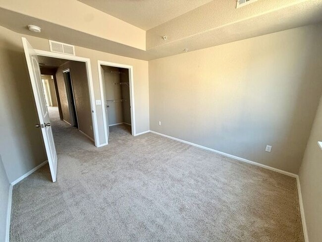 Building Photo - 2 WEEKS FREE! Spacious Townhome!