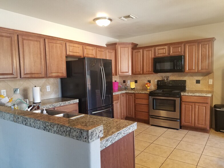 Kitchen - 809 E Seneca St