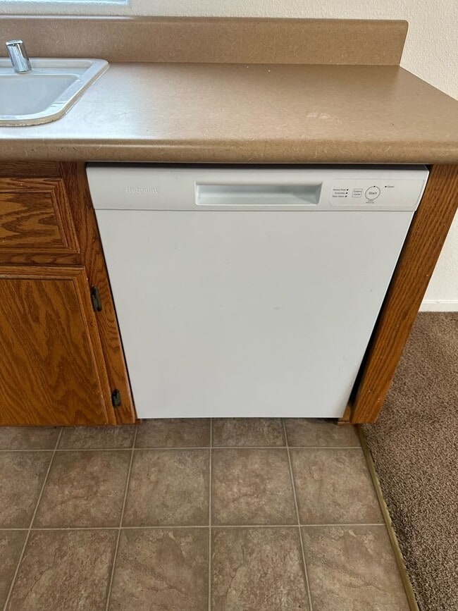 Building Photo - 1724 E Country Ct