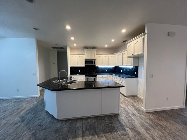 Building Photo - 2724 Tecopa Ave