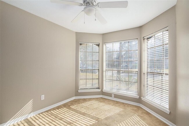 Building Photo - 2815 Parkwood Manor Dr