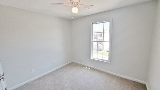 Building Photo - 3 Bed / 2 Full and 2 Half Bath Single Family Townhome