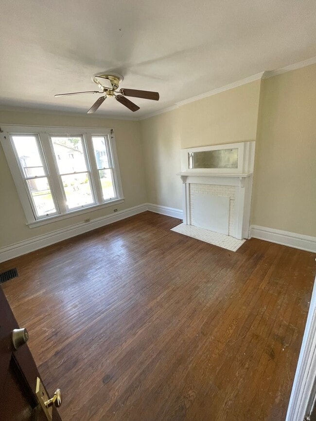 Building Photo - Large Brick 7 bedroom home.