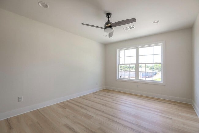 Building Photo - 427 W Linden Ave
