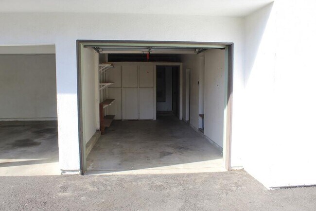 Building Photo - VIA261