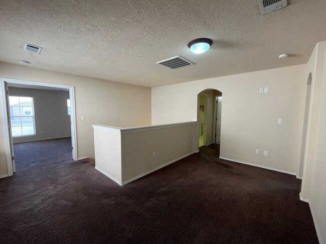 Building Photo - Spacious 3 Bedroom 2.5 Bathroom Home In Victory Hills!