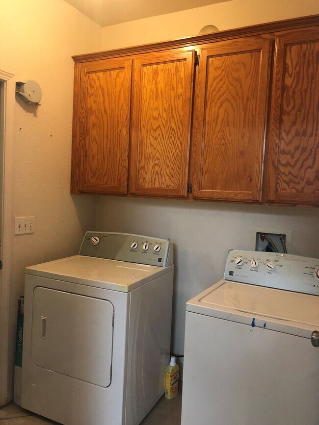 Building Photo - 2614 W Oakridge Ave