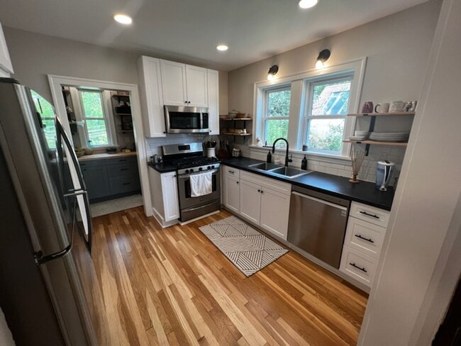 Building Photo - Duluth MN - 3 Bed - 1 1/4 bath