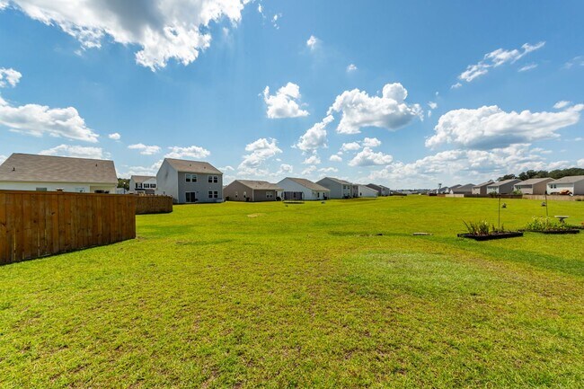 Building Photo - 713 Pisces Ln